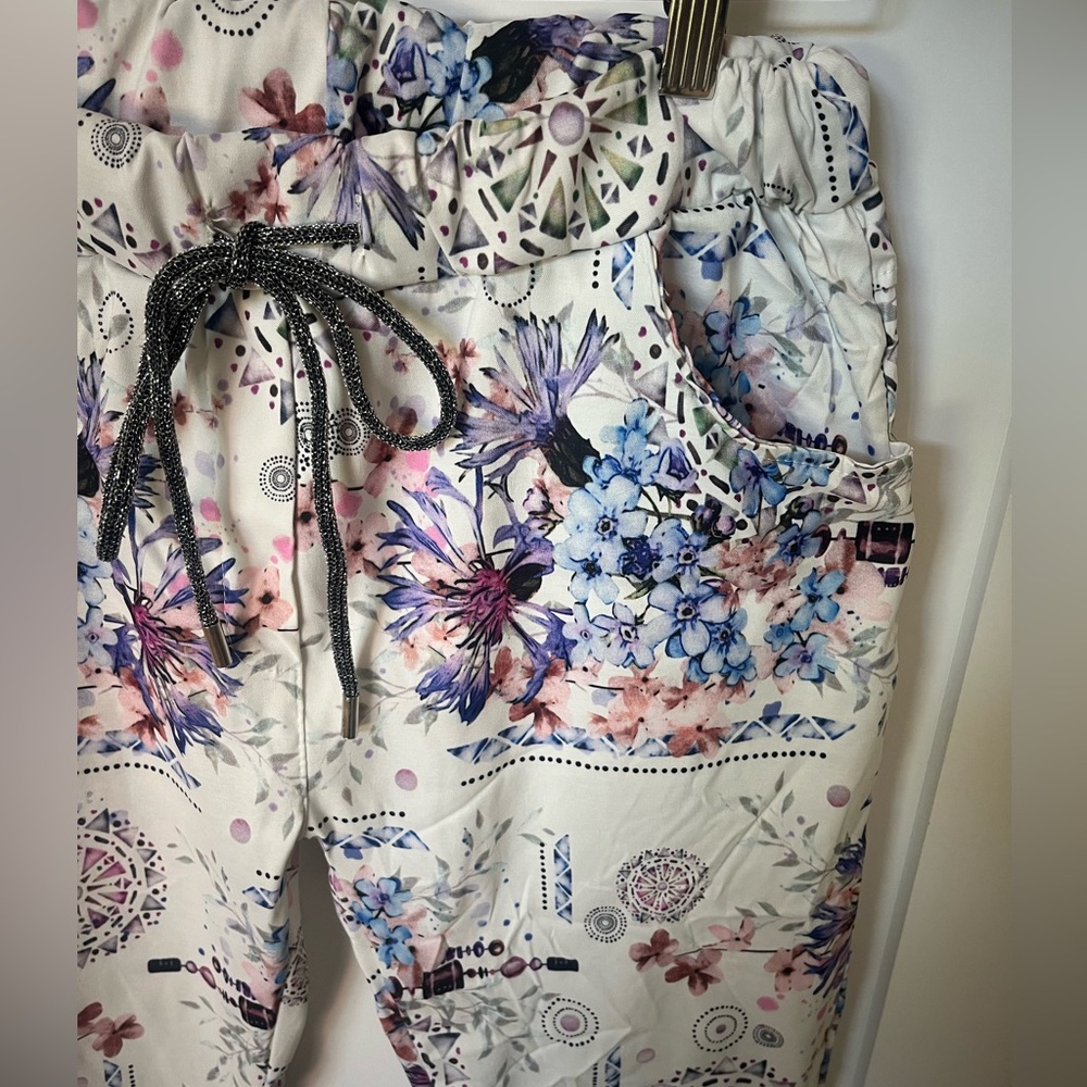 Venti6 Crinkle Jogger White with floral/shapes Small
Made in Italy - Picture 3 of 5